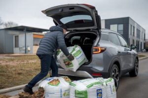 Un habitant charge des sacs de pellets dans un coffre en Essonne