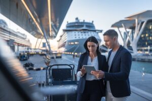 Deux voyageurs consultent un itinéraire de croisière dans un port moderne
