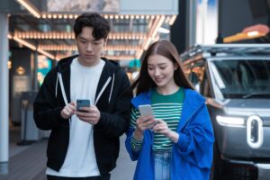 Des visiteurs consultent leurs billets sur smartphone à l’entrée du parc